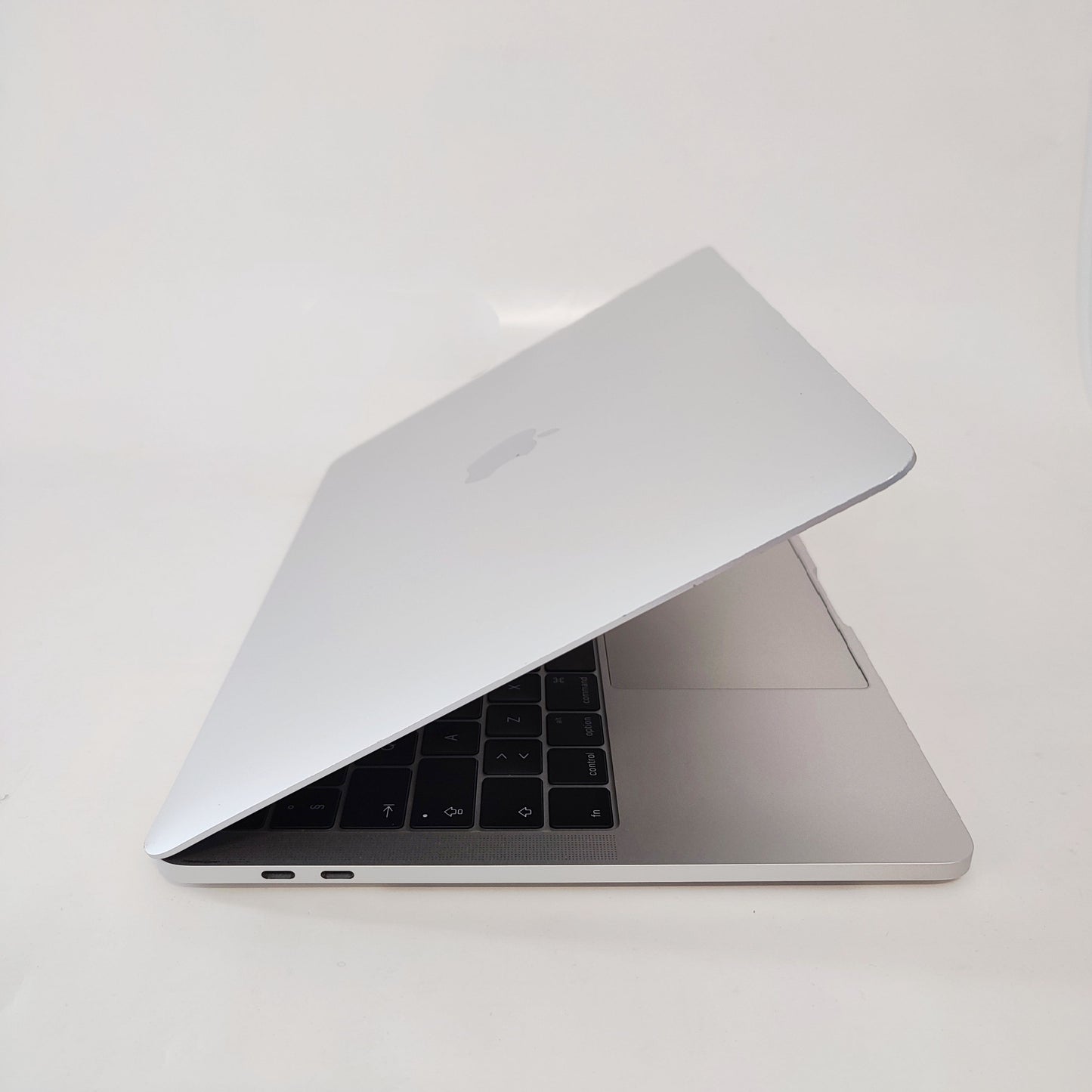 APPLE MacBook Pro A1706 (2017) Sudrabs/i5-7267U/8GB/256GB SSD/Intel Iris/13.3″ Retina/ID: 28755