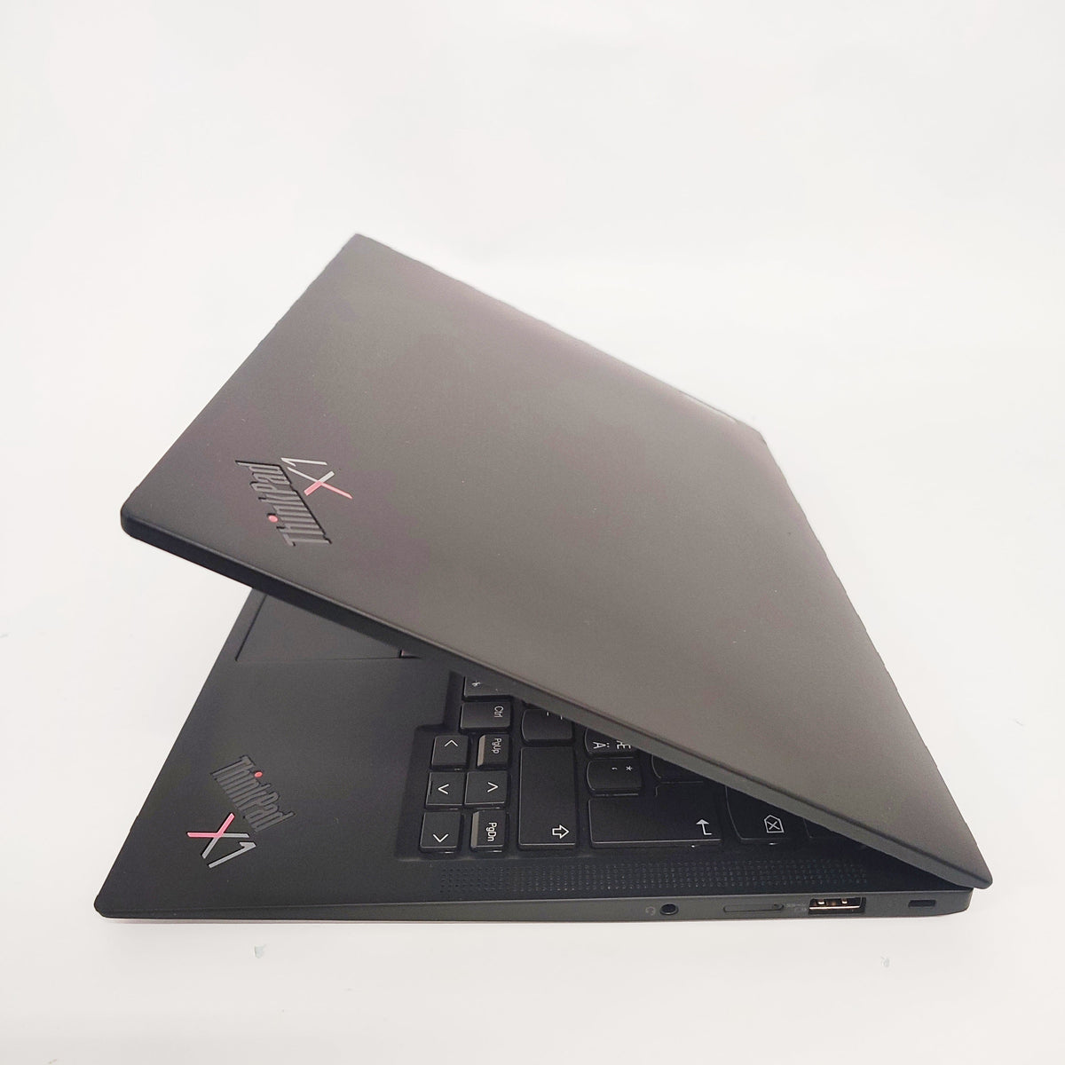LENOVO ThinkPad X1 Carbon Gen 10/i7-1260P/16GB/256GB SSD/Intel Iris/ 14″ FHD/ID: 30332