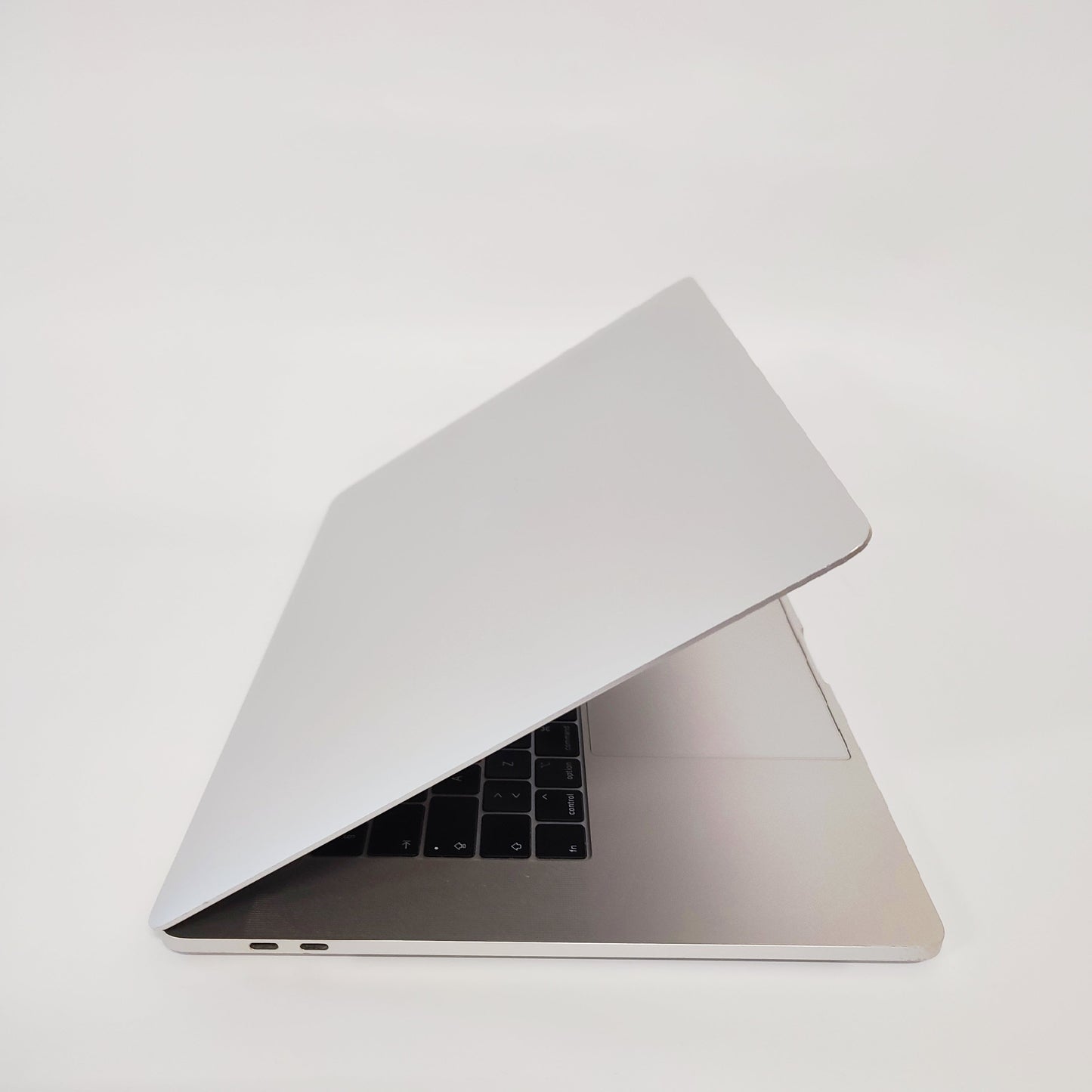APPLE MacBook Pro A1990 (2018) sudrabs/i9-8950HK/32GB/1TB SSD/AMD/15'' Retina/ID:25081