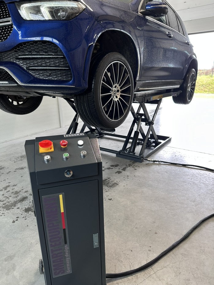 SM-3500E Mobile scissor lift with automatic locking