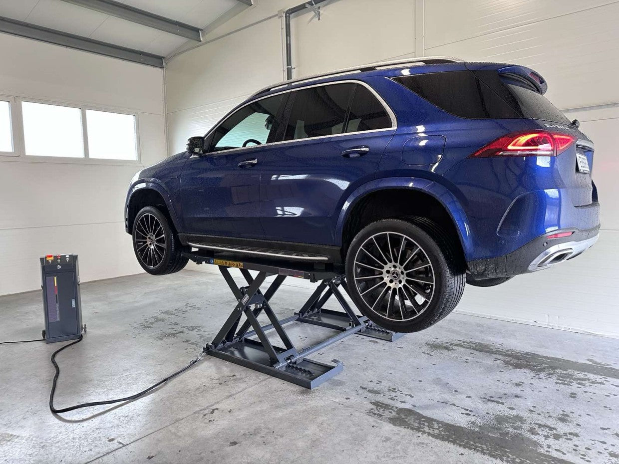 SM-3500E Mobile scissor lift with automatic locking