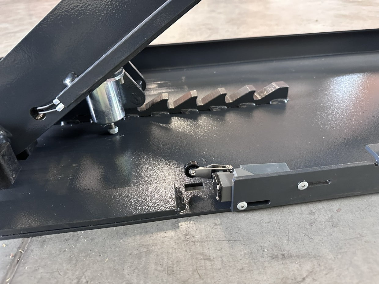 SM-3500E Mobile scissor lift with automatic locking